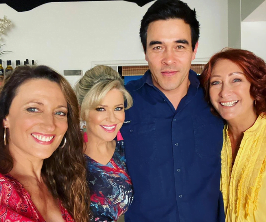 We pick up the bestest behind-the-scenes pictures from the Home And Away ca...